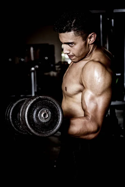 Giovane Uomo Muscoloso Palestra Che Esercizio Mostrando Suoi Muscoli — Foto Stock