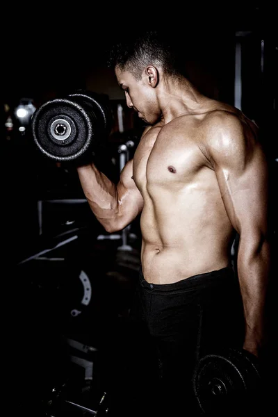 Jovem Homem Musculoso Ginásio Fazendo Exercício Mostrando Seus Músculos — Fotografia de Stock