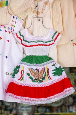 Çeşitli el sanatları ve elbiseler içinde tipik Meksika çarşı.