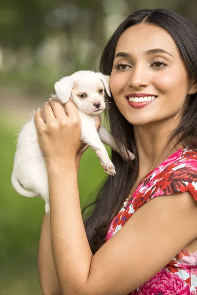 Beautiful Young Latin Woman Park Small White Puppy Her Hands — Stock Photo, Image