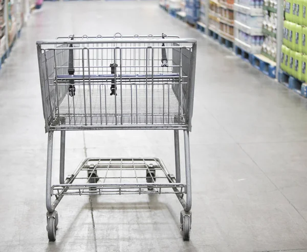 Carrinho Supermercado Corredor Armazém Sem Qualquer Produto — Fotografia de Stock