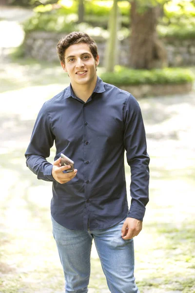Retrato Vista Frontal Joven Empresario Sonriendo Caminando Hacia Cámara Enviando — Foto de Stock