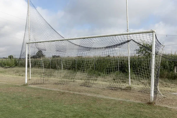 Fotbollsmål Med Net Landsbygdens Fältet Med Gräs — Stockfoto