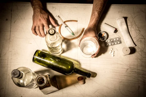 Alkolizm Sigara Uyuşturucu Bağımlılığı Kötü Alışkanlıklardan Adam Ellerini Kaybetti — Stok fotoğraf