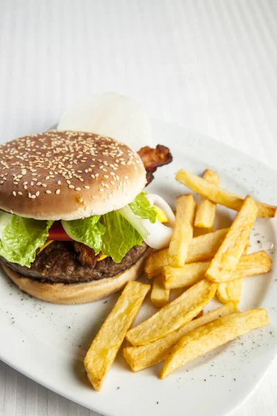 Leckerer Hamburger Mit Französischen Kartoffeln Und Gemüse — Stockfoto