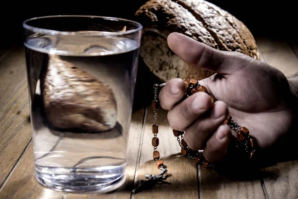 为面包和水禁食以增强精神 — 图库照片
