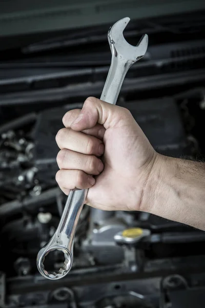 Autószerelő Garázsban Megjavítja Motort — Stock Fotó