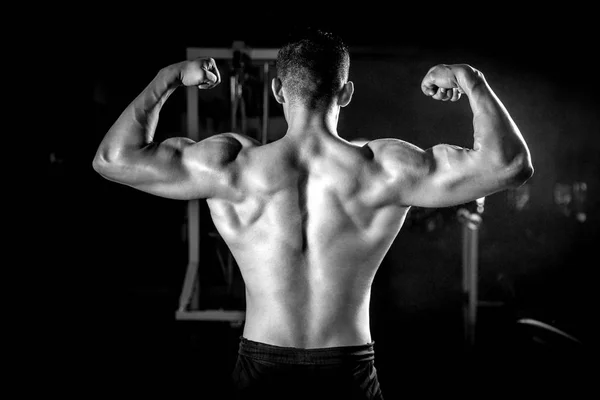 Jeune Homme Faisant Exercice Dans Noir Vieux Gymnase — Photo