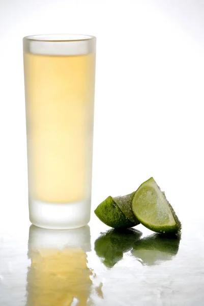 Tequila Sparato Uno Specchio Isolato Sfondo Bianco — Foto Stock