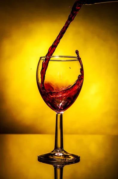Flasche Und Weinglas Auf Weißem Grund — Stockfoto