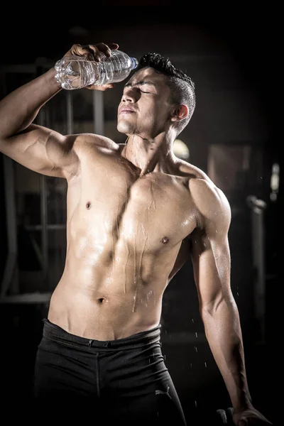 Człowiek Odświeżanie Sam Butelka Wody Treningu — Zdjęcie stockowe
