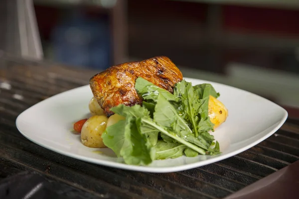 Mains Cuisinier Préparant Poulet Rôti Avec Salade — Photo