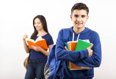 Lise öğrencilerinin sınıf beyaz arka plan üzerinde sonra etkileşim