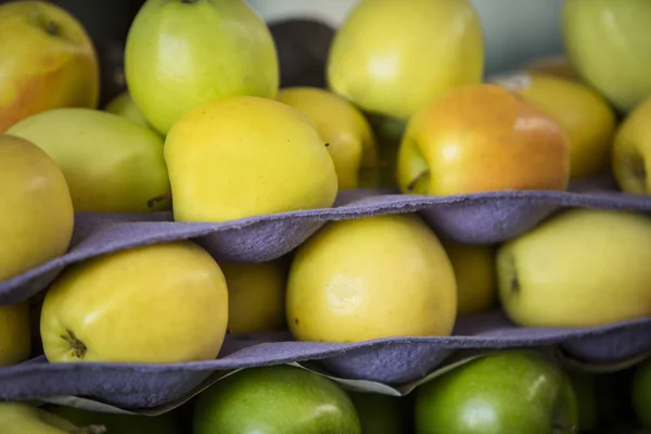 Groene Appels Aan Stapel — Stockfoto