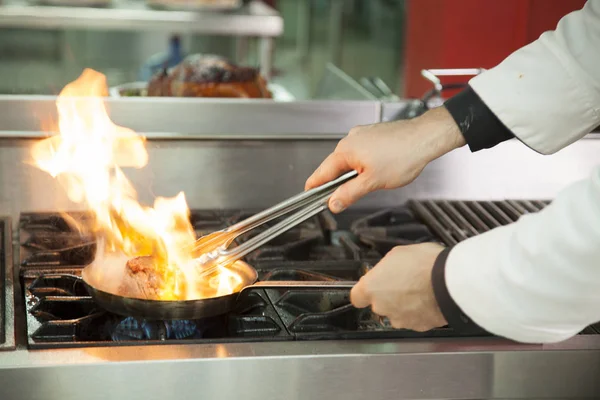 Manos Cocinero Preparando Pollo Asado Con Ensalada — Foto de Stock