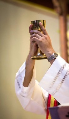 Ostia consecrating rahip detay