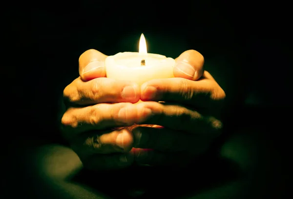 Руки Молитвы Свечой Черном Фоне — стоковое фото