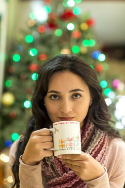 Yumruk fincan içme genç güzel kadın