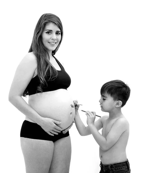 Mooie Zwangere Vrouw Kleine Jongen Schilderen Witte Achtergrond — Stockfoto