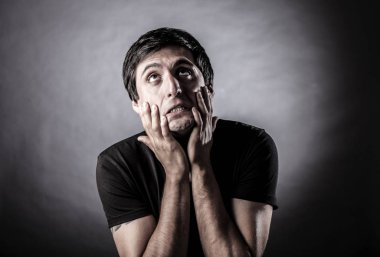 Genç adam ifade baş ağrısı ile