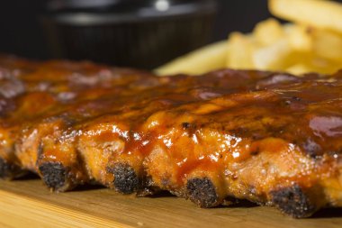  Kaburga ala barbiquiu arka planda patates ile