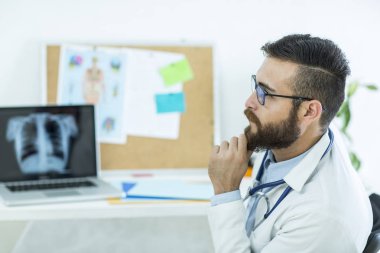 Yaşam tarzı ya da iyi bir diyet ve egzersiz genç doktor