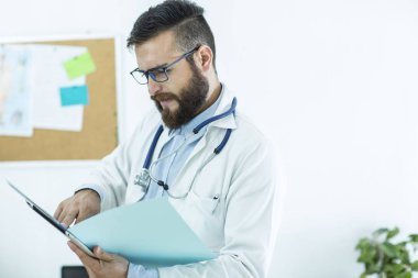 onun stetoskop tutan genç bir doktor