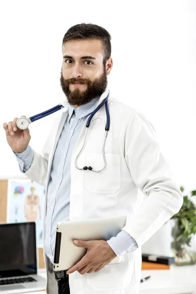 Młody Lekarz Trzymając Jego Stetoskop — Zdjęcie stockowe