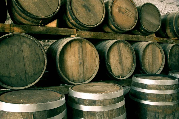 Βαρέλια Κρασιού Στοιβάζονται Στο Παλιό Κελάρι Του Οινοποιείου — Φωτογραφία Αρχείου