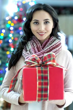 Genç güzel kız yılbaşı çam dekorasyon