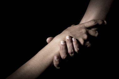 Adamın elleri yönü işaret parmağı ile işaret