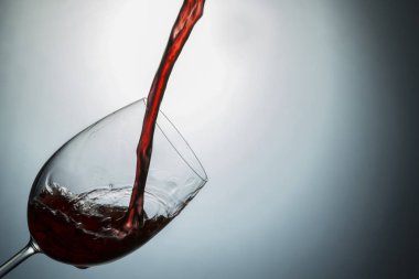 Gökyüzü arka planda şarap kadehi