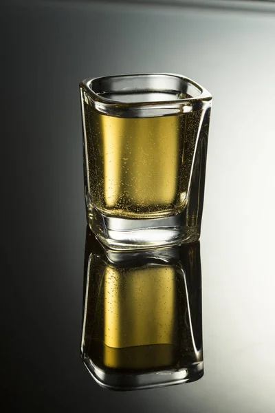 Glas Wein Auf Schwarzem Und Weißem Hintergrund — Stockfoto