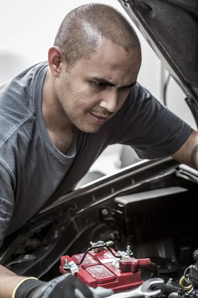 Mechanik Ręka Sprawdzanie Naprawianie Uszkodzony Samochód Garaż Usługi — Zdjęcie stockowe