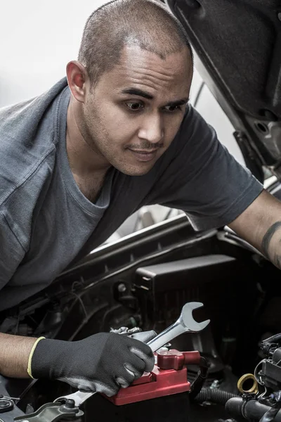 Mekanik Kontrol Kırık Bir Araba Araba Servisi Garajda Sabitleme — Stok fotoğraf