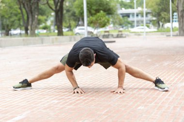 Genç ve çekici adam park açık fitness yapıyor