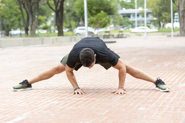 Hombre Joven Atractivo Haciendo Ejercicio Parque Aire Libre — Foto de Stock