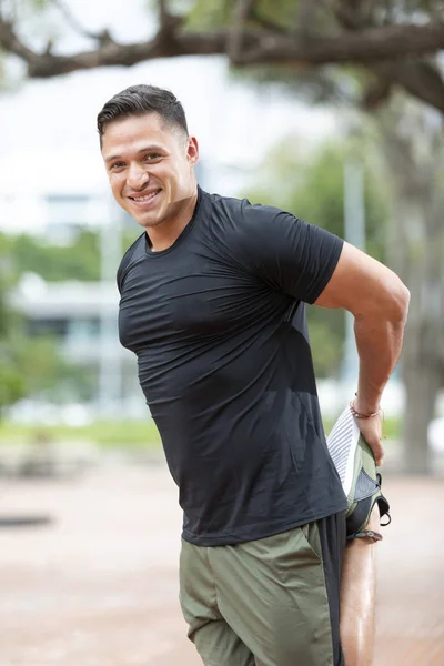 Homem Jovem Atraente Fazendo Fitness Parque Livre — Fotografia de Stock