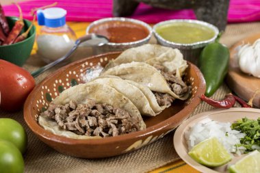 Taco rosto. Guadalajara, rustik masa soslar ve sebze dolu tipik Meksika yemeği.