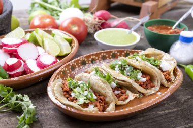 Taco çoban için et veya Marine. Rustik tablo soslar ve sebze dolu tipik Meksika yemeği.