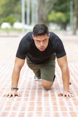 Genç ve çekici adam park açık fitness yapıyor