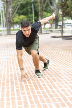 Genç ve çekici adam park açık fitness yapıyor