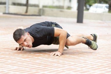 Genç ve çekici adam park açık fitness yapıyor