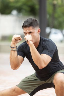 Genç ve çekici adam park açık fitness yapıyor