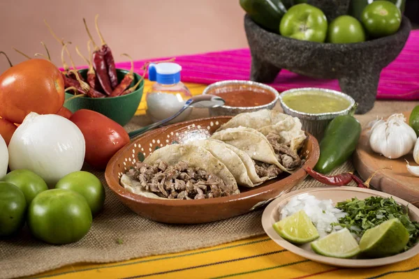Tacos Vom Roastbeef Typisch Mexikanisches Essen Aus Guadalajara Rustikaler Tisch — Stockfoto