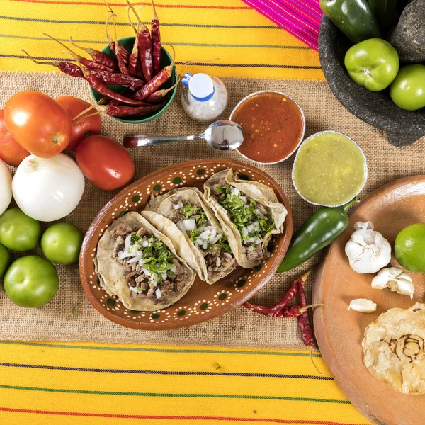 Typisch Mexikanische Gerichte Mit Soßen Auf Buntem Tisch — Stockfoto