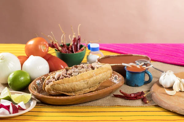 Verdronken Varkensgebak Met Saus Typisch Mexicaans Eten Van Guadalajara Rustieke — Stockfoto