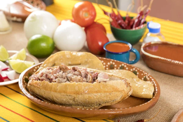 Ertrunkener Schweinekuchen Mit Sauce Typische Mexikanische Küche Von Guadalajara Rustikaler — Stockfoto