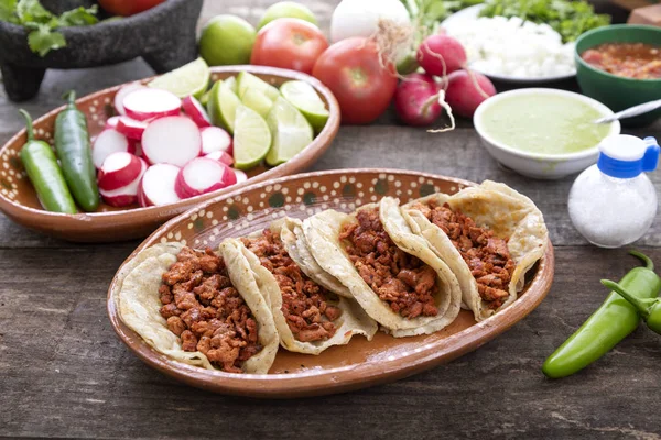 Tacos Carne Pastor Marinado Comida Típica Mexicana Una Mesa Rústica — Foto de Stock