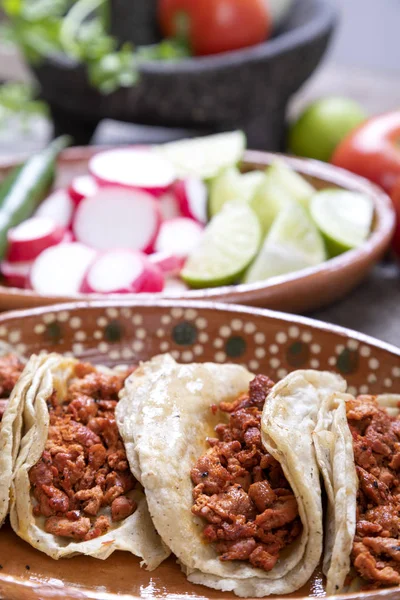 Tacos Carne Pastor Marinado Comida Típica Mexicana Una Mesa Rústica — Foto de Stock